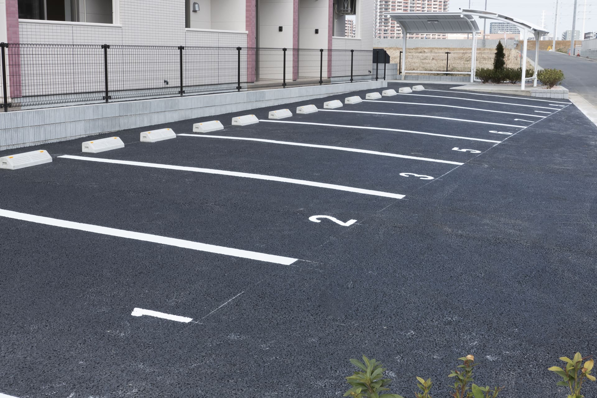 駐車場の整備作業 | 愛知県岡崎市の便利屋なら便利屋にこサービス